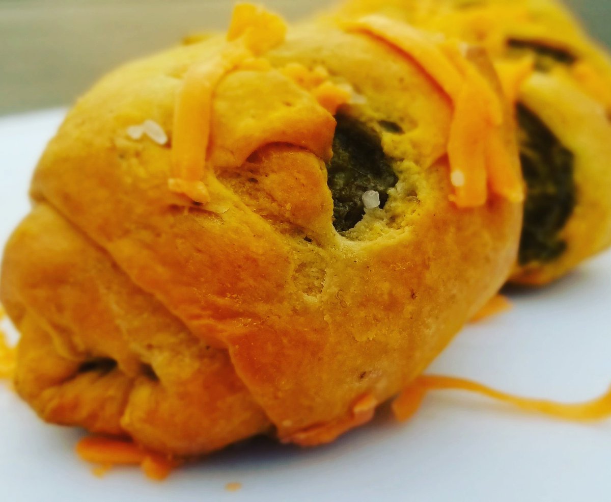 realMadFlava's tweet photo. Stuffed cheesy bread w/callaloo...amazingly and delicious.
#bakeoff #bakery #bread https://t.co/0btJlqXjZT