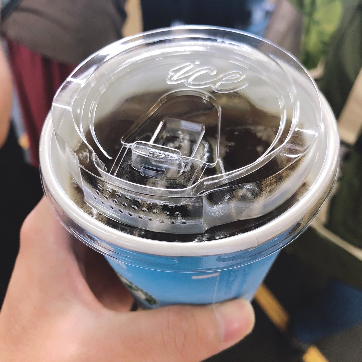 amabono1006's tweet photo. ローソンのストローを無くそうというSDGsの取り組みは素晴らしい。ただ、ガムシロやミルクを入れる人はマドラーがないと結果ストローを使うことになる。マドラーお願いします！

#SDGs #ローソン #ローソンお願いします https://t.co/xTAOWRESs3