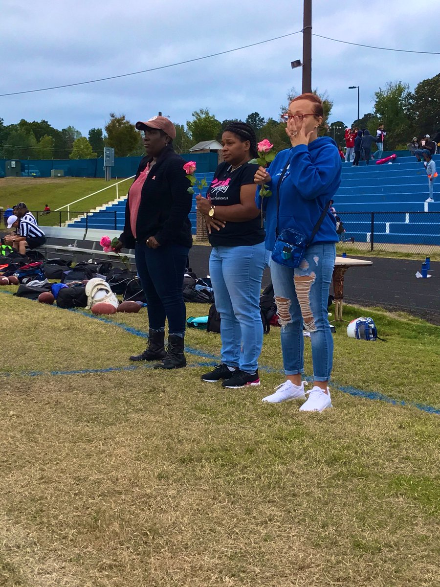 TCtheHOPEdealer's tweet photo. Breast Cancer Survivors & A Remembrance Of Life for Others Honored at Half Time by JMS Cheerleaders π #NeverQuitFighting #BreastCancerAwarenessMonth #BreastCancerSurvivors #WeAreJMS @GCSchoolsNC @leighjones23 @trentvernon77 https://t.co/Yxiie0If2O