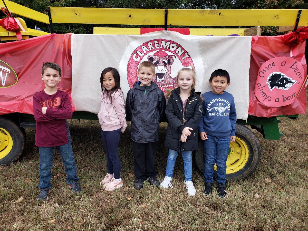 BridgettFox17's tweet photo. BHHS Homecoming Parade 2019 @claremont_elem #ALLIN #nobeariers https://t.co/gl2gPP3eNg
