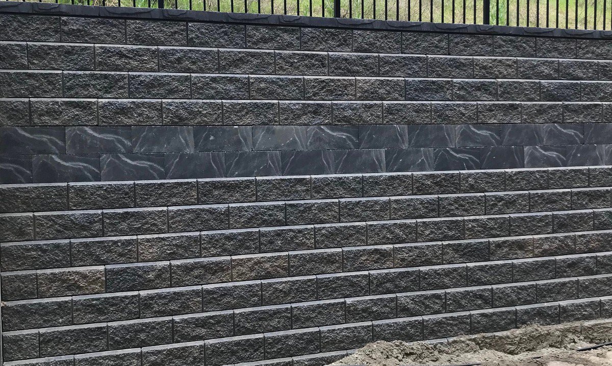 ExpocreteCDN's tweet photo. This double band of Aztec Classic is the perfect detail to this Allan Block wall project in Kamloops, BC! Beautiful design.
#ProjectInProcess #DoubleBand #Caps #RetainingWall
Contractor: Alberto's Exterior Decorating ltd
#Expocrete @AllanBlockWalls #HardscapeDesign https://t.co/zjcr5rfCUv