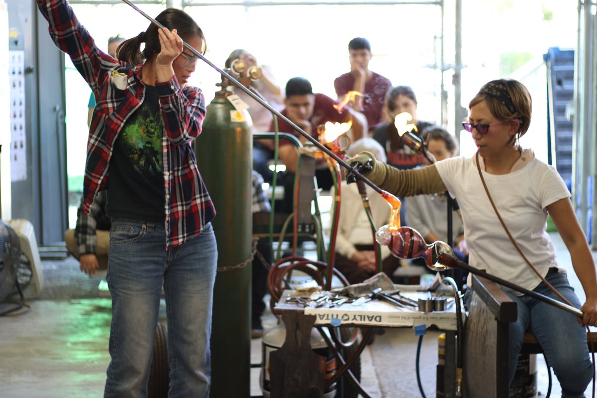 CSUFCOTA's tweet image. Aya Oki at @CSUFCOTA for a Glass Demo last week!

#CSUFCOTA #CSUF #CSUFVisualArts