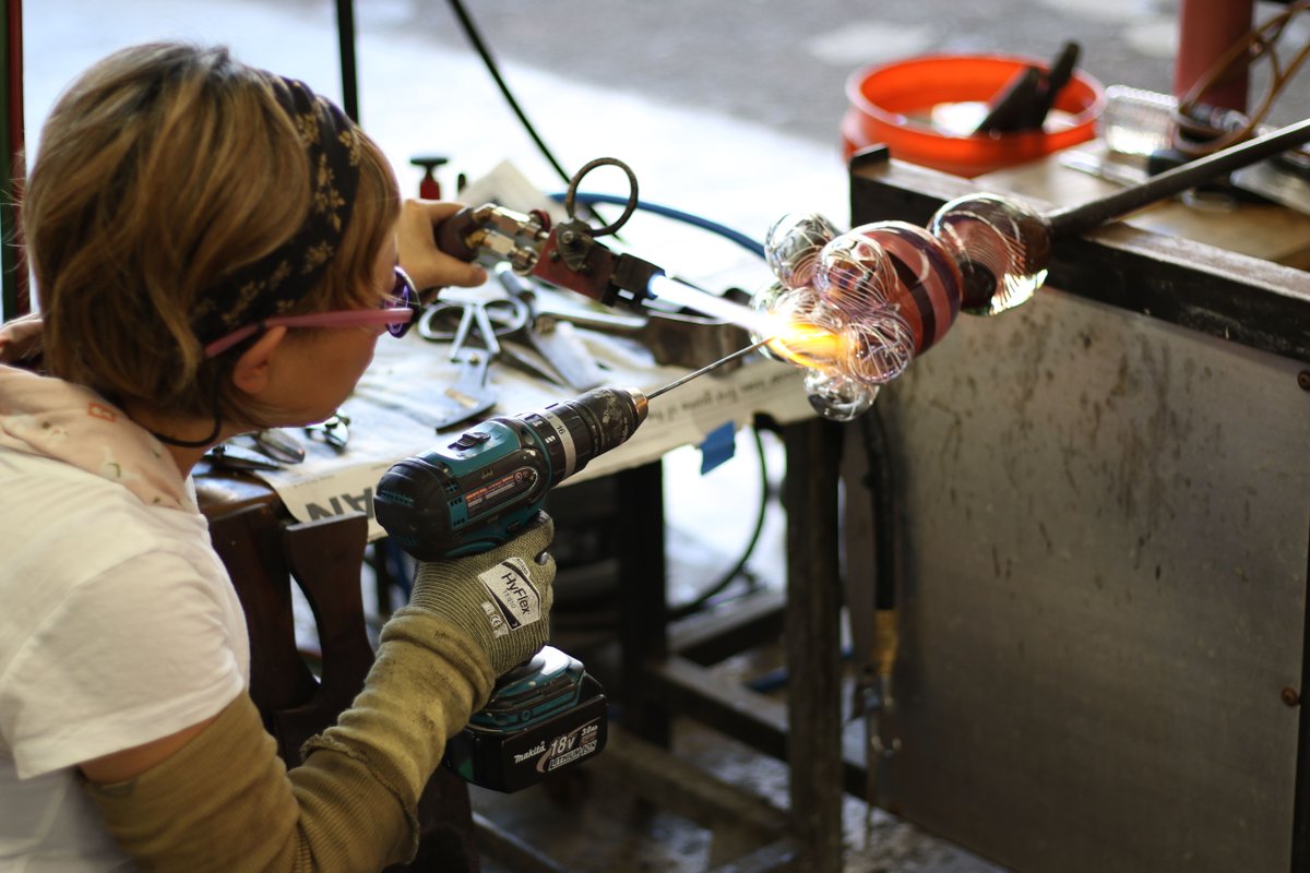 CSUFCOTA's tweet image. Aya Oki at @CSUFCOTA for a Glass Demo last week!

#CSUFCOTA #CSUF #CSUFVisualArts