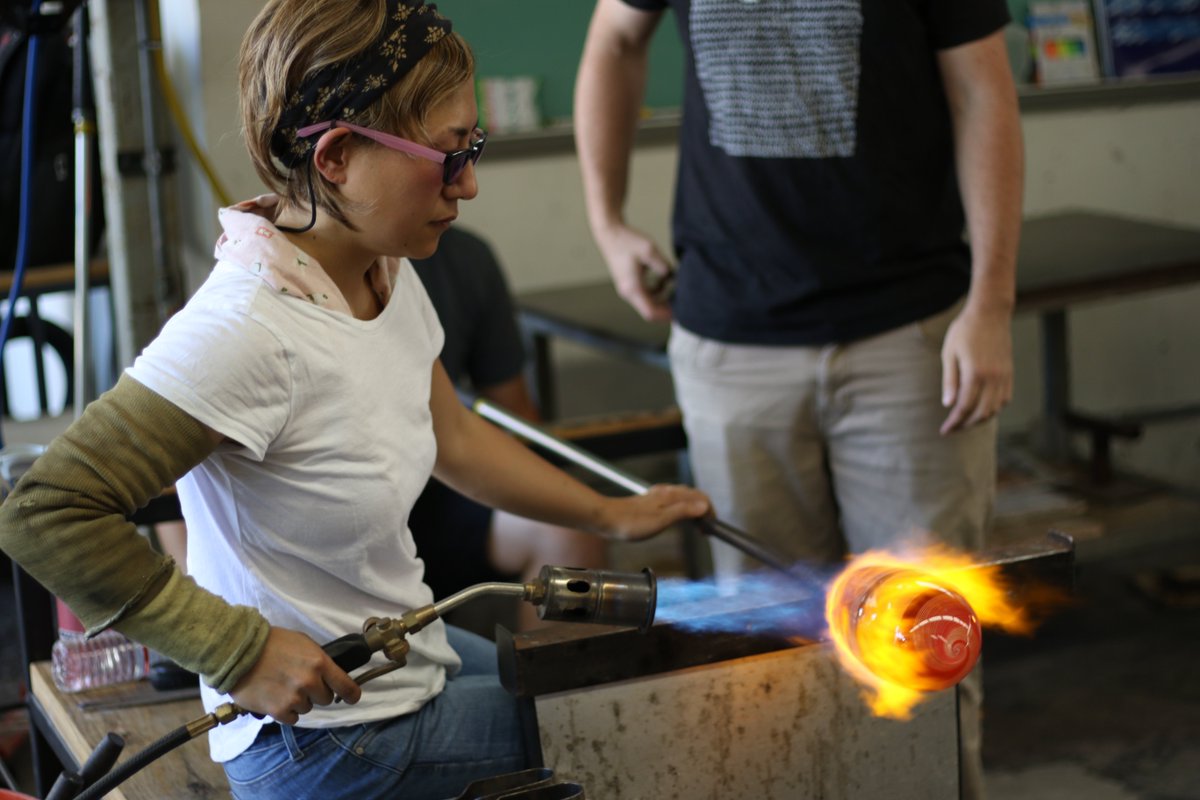 CSUFCOTA's tweet image. Aya Oki at @CSUFCOTA for a Glass Demo last week!

#CSUFCOTA #CSUF #CSUFVisualArts