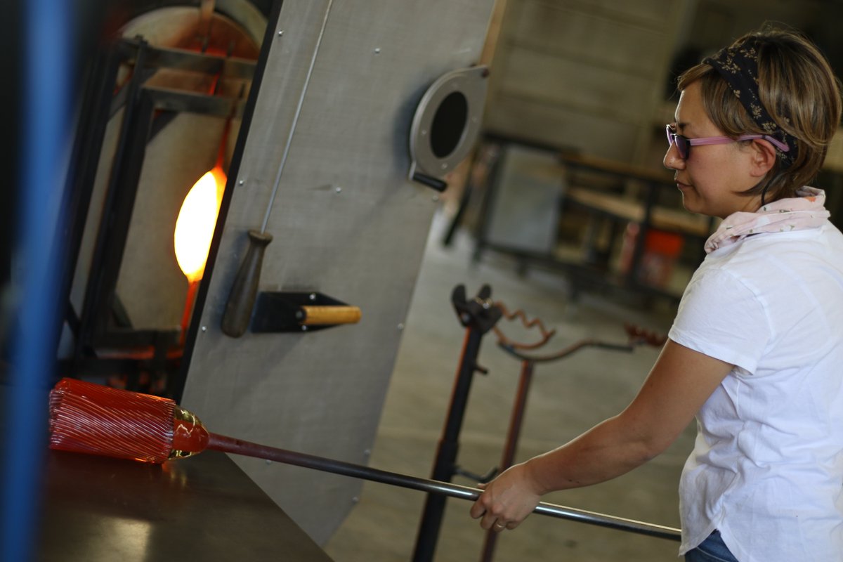CSUFCOTA's tweet image. Aya Oki at @CSUFCOTA for a Glass Demo last week!

#CSUFCOTA #CSUF #CSUFVisualArts