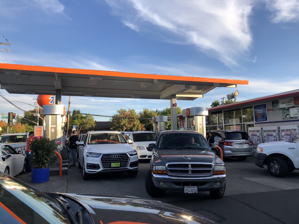 Fairly civilized line at a neighborhood gas station in Santa Rosa but take note, part of being #readyforwildfire is to have a full tank - along with a 72 hour disaster prep kit - BEFORE conditions become imminent 🌬🔥