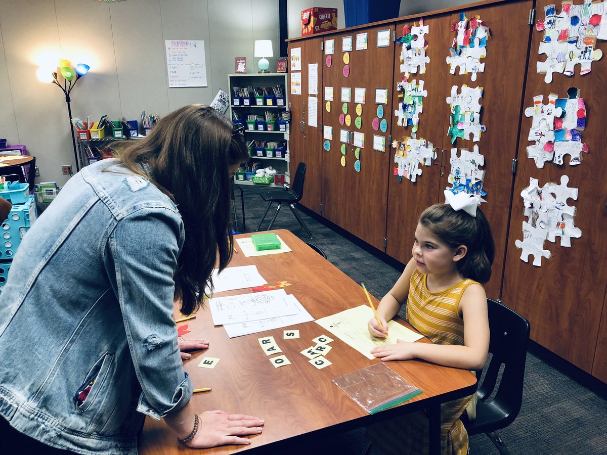 Nicole_L_Barnes's tweet photo. We had a great night with our 2nd-5th grade families @CyFairYeager’s Literacy Night! #YeagerBuzz @MsMendozacrew https://t.co/zEBSgfngsF