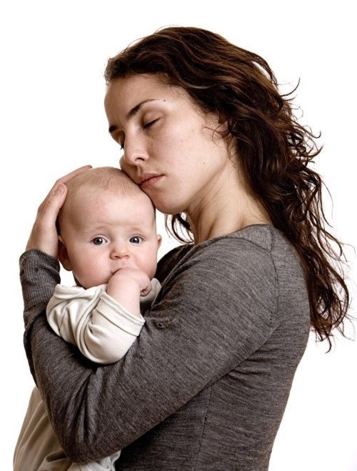 —Más tardo <a href="/OdeToDawns/">𝐀𝐩𝐨𝐥𝐥𝐨</a> en hacer su entrada triunfal que ella en llegar y arrebatarle a la bebé.

Así está y así se va a quedar en un buen rato.—