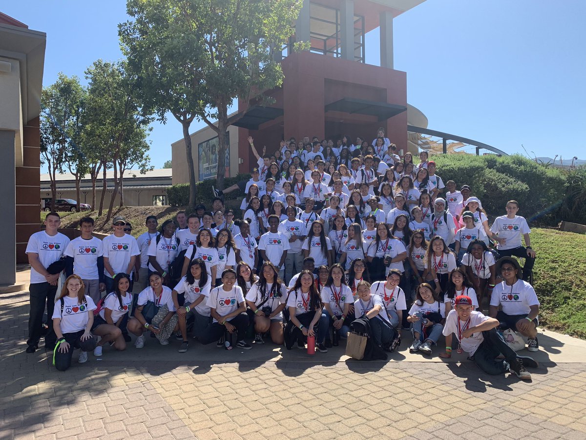 MsAnnieHanson's tweet photo. ERHS Link Crew and Unity volunteered at the World Kindness Youth Conference. Students facilitated small group activities that helped teach kindness in a variety of different ways! https://t.co/8bkmFWFwW3