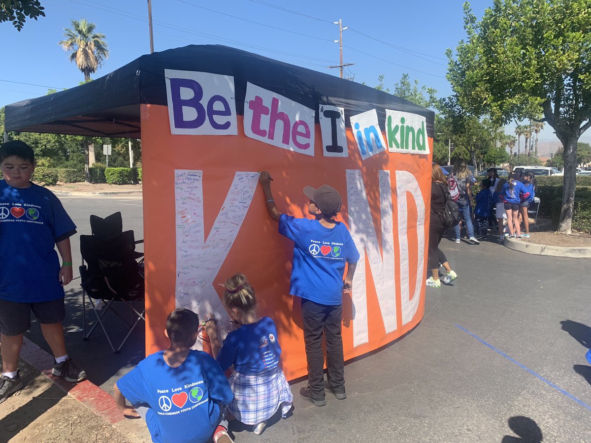 MsAnnieHanson's tweet photo. ERHS Link Crew and Unity volunteered at the World Kindness Youth Conference. Students facilitated small group activities that helped teach kindness in a variety of different ways! https://t.co/8bkmFWFwW3