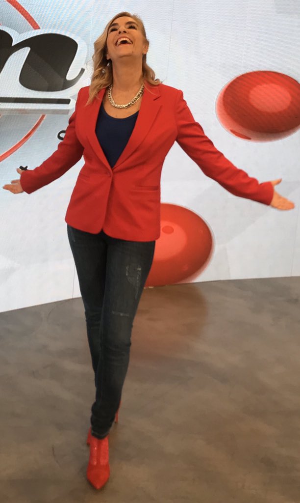 mbelenaramburu's tweet photo. Look @MariaChoulet #botas #rojas de #tela y #gamuza #combinadas #cortas con #cierres a los #costados #cómodas https://t.co/BvbPqM3b9F