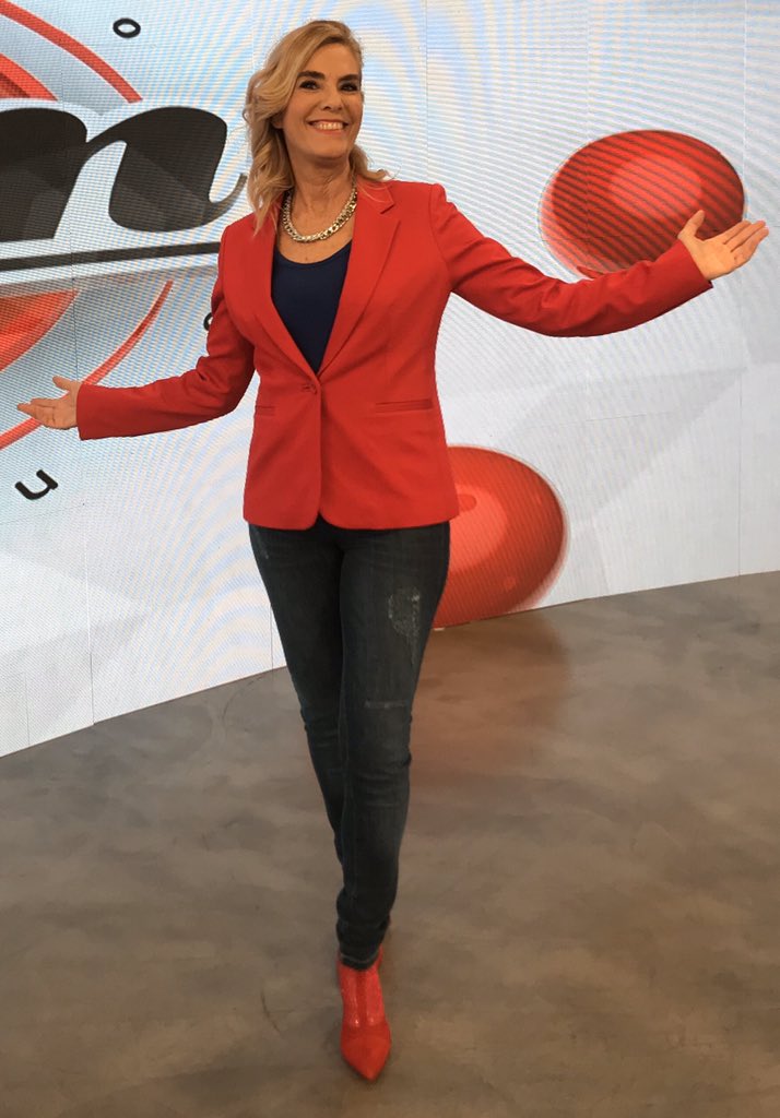 mbelenaramburu's tweet photo. Look @MariaChoulet #botas #rojas de #tela y #gamuza #combinadas #cortas con #cierres a los #costados #cómodas https://t.co/BvbPqM3b9F
