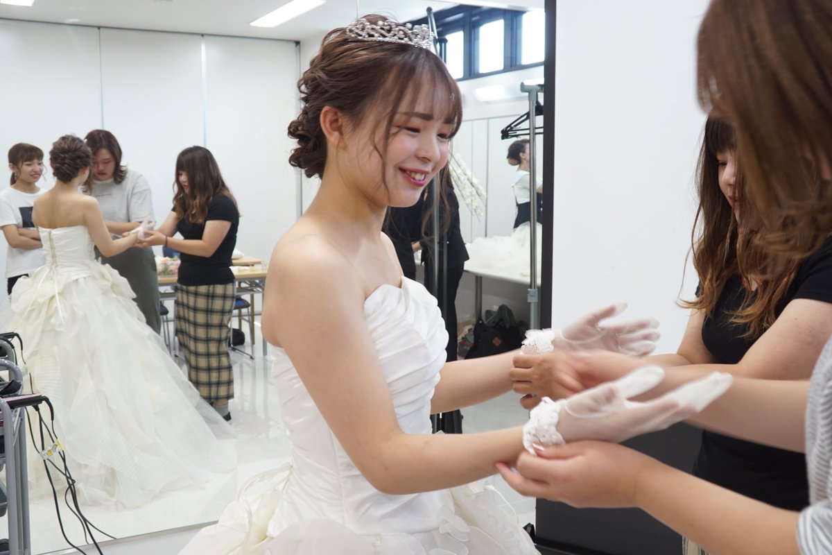 Ibw美容専門学校 和歌山 ブライダル専攻の一コマ 第一線で活躍されているブライダルスタイリストの皆さんに実際にドレスを着せていただき ヘアメイクをしていただきました 花嫁さんの気持ちを知ることも大切だね Ibw Ibw美容専門学校 Ibw美容専門学校 和歌山 ブライダル専攻の一コマ 第一線で活躍されているブライダルスタイリストの皆さんに実際にドレスを着せていただき ヘアメイクをしていただきました 花嫁さんの気持ちを知ることも大切だね Ibw Ibw美容専門学校