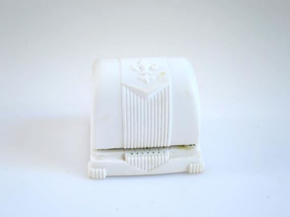 VintageHome11's tweet image. Fleur De Lis Ring tinyurl.com/yyz8f8jx via @EtsySocial #etsymnt @SympathyRTs #ringcarrier #ringpresentation