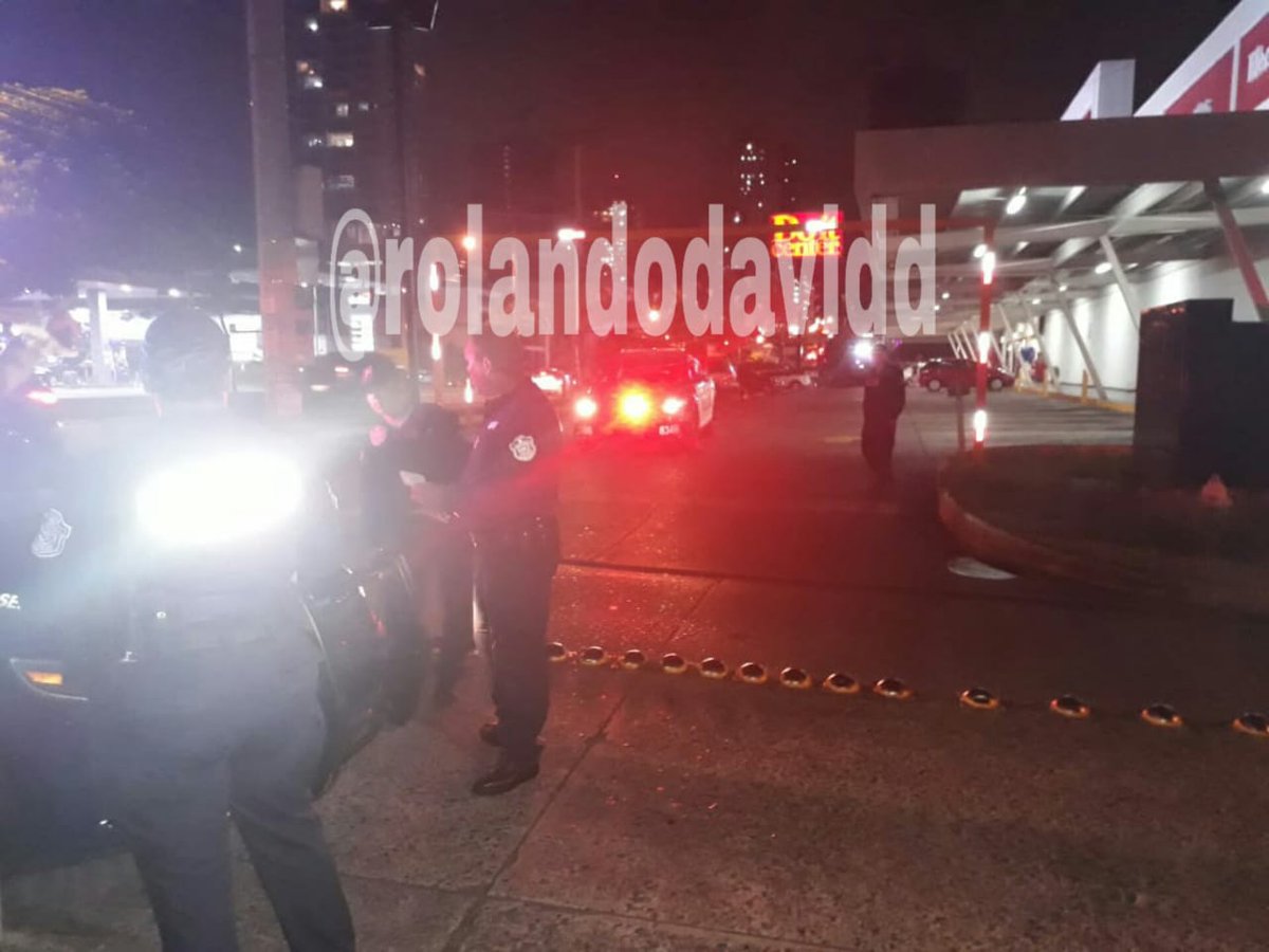 ROLANDODAVIDD's tweet photo. Pasajeros le roban vehículo a conductor de UBER en la entrada de la barriada Los Pinos en la 12 de octubre. El conductor y dueño del vehículo pudo huir, pero los delincuentes lograron apuñalarlo varias veces #TReporta https://t.co/vbWhXWRqYt