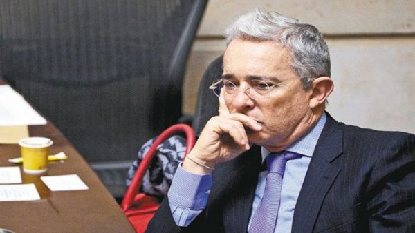 Resultado de imagen para uribe preocupado