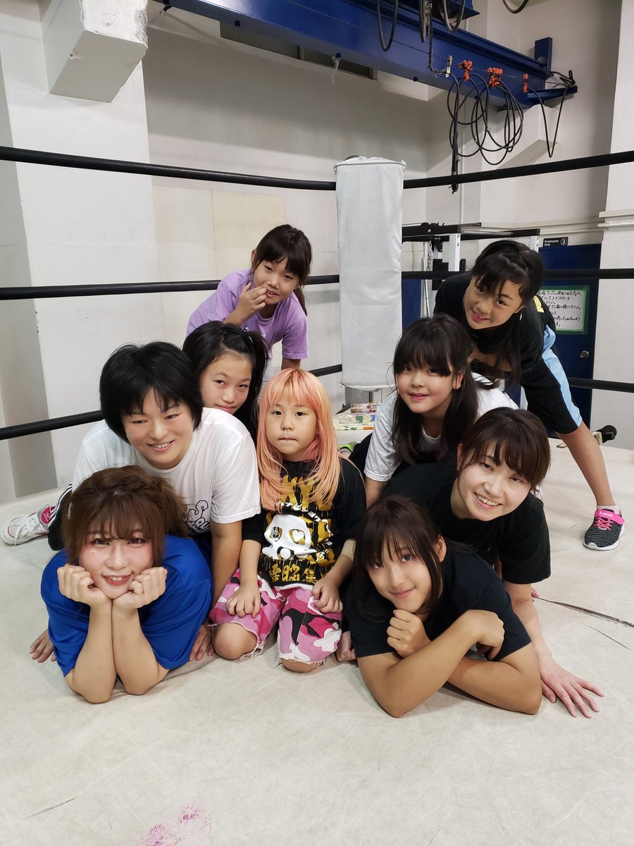 wwr_stardom's tweet photo. 本日のワークショップ
講師はスターズから
中野たむ先生と
コスチュームでやる気MAXの
飯田沙耶選手！！！
サーキットトレ！腕のトレ！
ロープワークにいざというときの受け身練習！など
みなさんお疲れ様でした。 https://t.co/unglOTYkSO