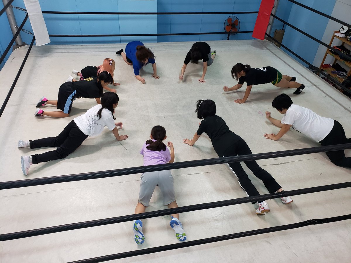 wwr_stardom's tweet photo. 本日のワークショップ
講師はスターズから
中野たむ先生と
コスチュームでやる気MAXの
飯田沙耶選手！！！
サーキットトレ！腕のトレ！
ロープワークにいざというときの受け身練習！など
みなさんお疲れ様でした。 https://t.co/unglOTYkSO