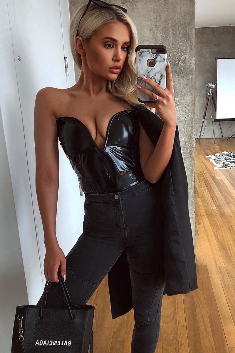 MollyMaeHague1's tweet photo. Ready to make you my little bitch... Are you daring enough to get on your knees and submit? 😈💷 #findom #paypigs #catfishfindom #findomqueen https://t.co/6RbxQ6rjJg