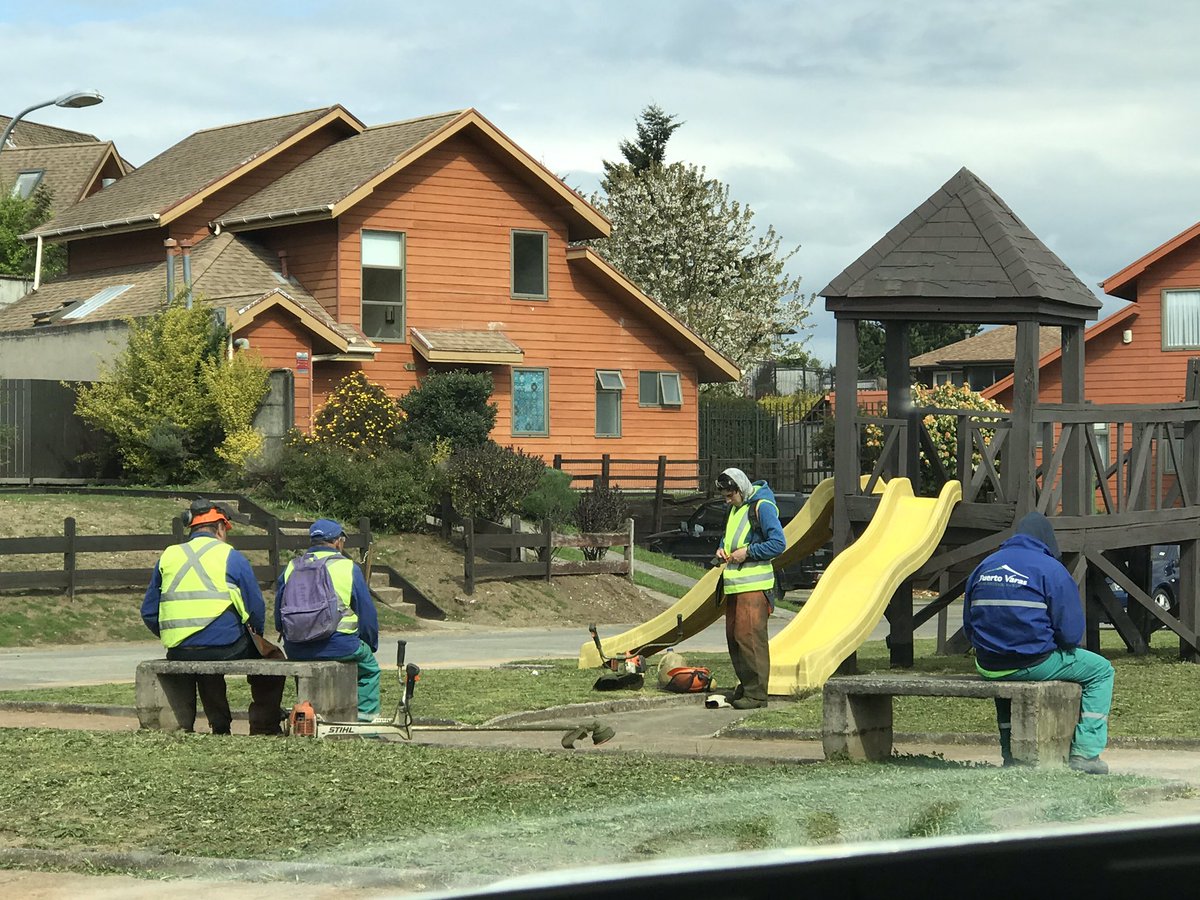 Hasta hace dos meses los vecinos del pasaje nos turnábamos para pagar el corte de pasto. Ah, pero cuando vienen las elecciones municipales...  #puertovaras