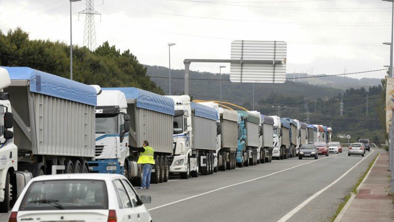 CetmTransporte's tweet image. 📢#Fegatramer, nuestra asociación en #Galicia, se moviliza para "poder dar de comer a sus hijos". Los #transportistasdelcarbón se concentrarán a las 16:00 horas ante el @Congreso_Es para trasladar sus protestas por el cierre de la central de #AsPontes. 

👉cetm.es/los-transporti…