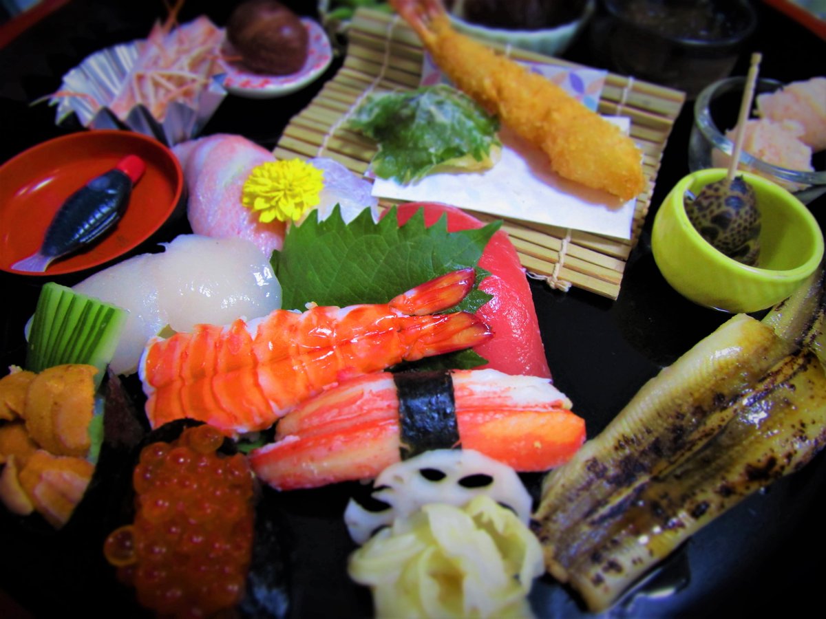末廣寿司 Suehiro Sushi בטוויטר マグロ背中一節 特上にぎりおかずセット 只今伊賀で開催中の 組紐国際会議 に 150人前程忍者ちらしにラッキー忍者を アメリカの方が多いという事で 英語でシールを作ってみました 今週末上野天神祭りのご予約 一杯となりまし
