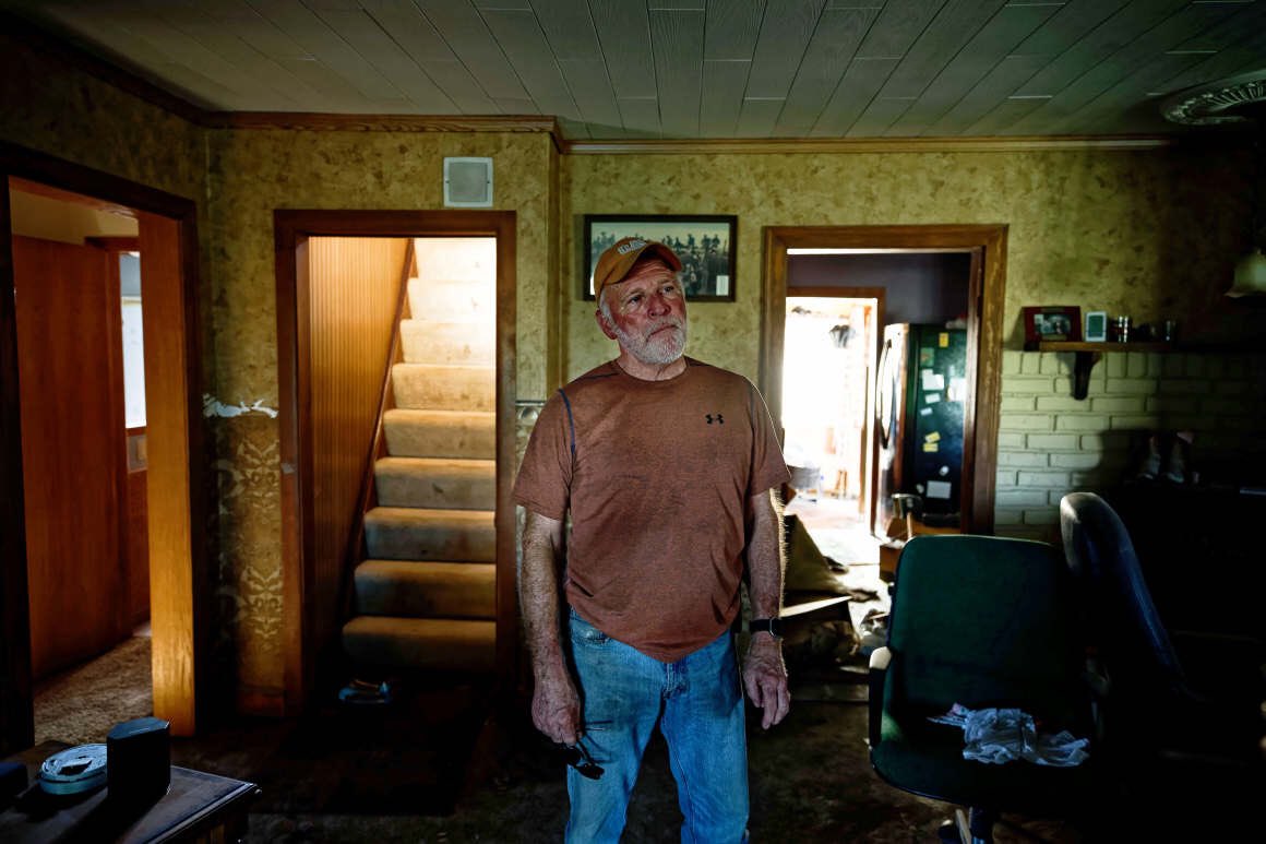 JeremyTMathis's tweet photo. 'I'm standing here in the middle of climate change': How USDA is failing farmers via @POLITICO for iOS https://t.co/yrosjAyMJF