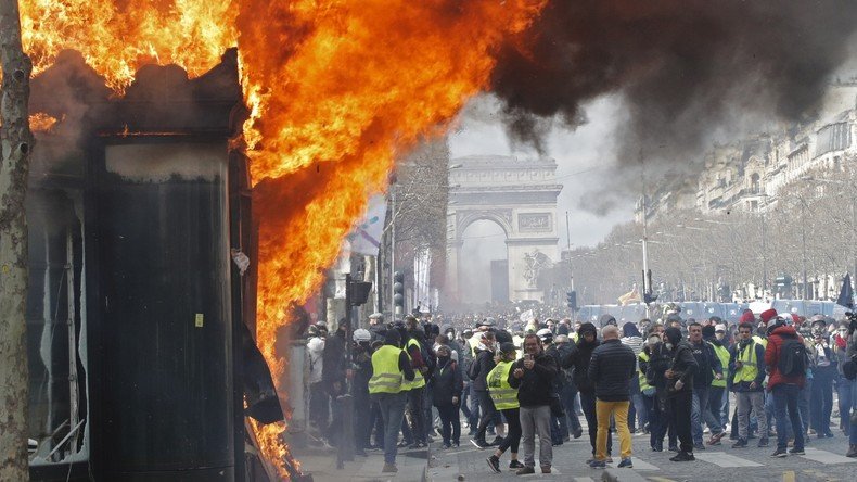 fgarriga's tweet photo. París. 16 de març. Foto 1 (Camps Elisis,)

París. 17 de març. Foto 2 (es juga amb normalitat un PSG-OM al Parc dels Prínceps)

Canviar d'escenari el Barça-Madrid només contribueix a crear la consciència que a Barcelona estem en guerra. I això, malgrat ahir, és simplement mentida. https://t.co/OpdTNJBU4s