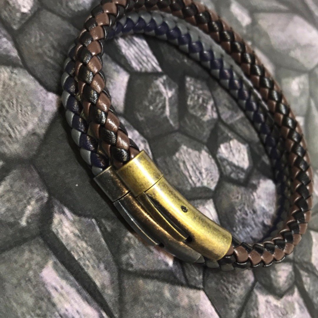 Our best selling leather bracelets are always in style…

#fredbennett #modernman #mensaccessories #leatherbracelet #realleather #mensjewellery #mensweardaily #mensstyle #menswear #autumnstyle #newseason