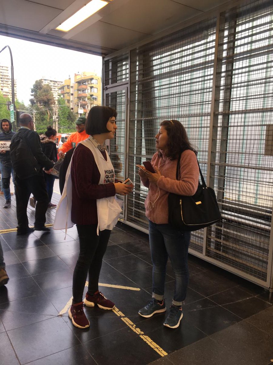 sintracap's tweet photo. Hoy estuvimos presentes en la estación del Metro Los Dominicos informando a trabajadoras y empleadores sobre nuestros derechos laborales. Porque #HogarQueValora:
🔵 Contrata
🔵 Paga sueldos dignos
🔵 Cotiza https://t.co/lMUFhQVida