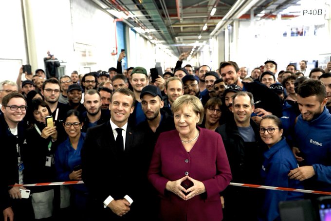 ‪Avec Angela Merkel, aux côtés des femmes et des hommes d’Airbus.