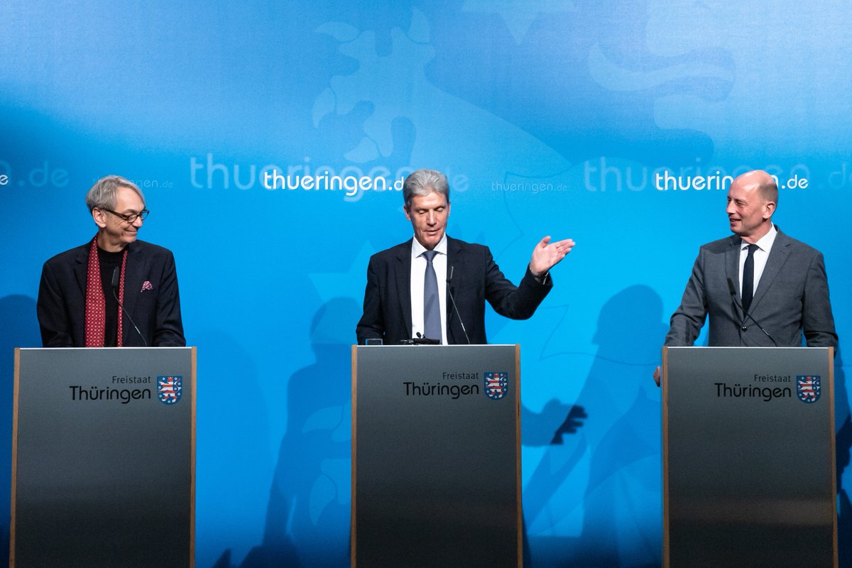 thueringende's tweet photo. In der heutigen Regierungsmedienkonferenz gaben Minister @WTiefensee (#TMWWDG), Minister @HelmutHolter (#TMBJS) und @unierfurt Präsident Prof. Dr. Bauer-Wabbnegg, die Maßnahmen zur Deckung des Lehrkräftebedarfs in Thüringen und eine bedarfsgerechte Lehramtsausbildung bekannt. https://t.co/CWxrD8EQxf