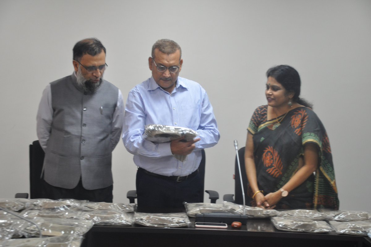 scopebihar's tweet photo. Today, under the leadership of MD Women Development Corporation, we gifted Police uniforms to DGP, Bihar and Home Secretary, Bihar. Stitching was done by our skill development students. Training was Funded by #WDCBihar @MSDESkillIndia @NSDCINDIA @DrMNPandeyMP @ssc_amh @BiharSDM https://t.co/g6fPm22hgh