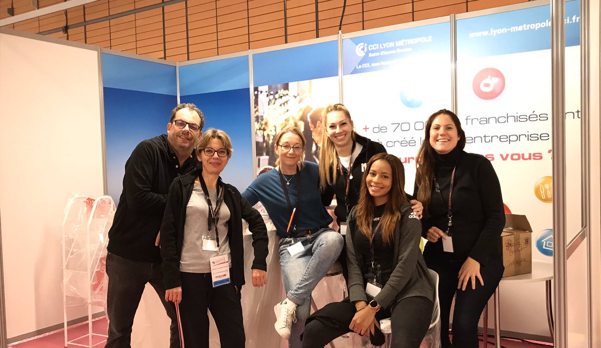 ForumFranchise's tweet photo. #ForumFranchise J-1. Le soleil ☀️ est au rendez-vous, l’équipe est sur-motivée 💪🏽 pour l’installation et vous accueillir dès demain ! https://t.co/Pk9tnztJ3x