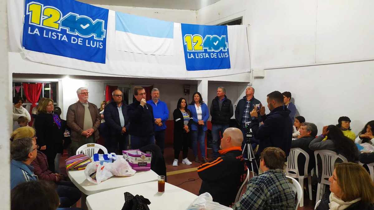 SobreroAndres's tweet photo. ✌ #LoquenosUne

En la recta final a las elecciones, gran reunión anoche en #PuebloGil de #LaListadeLuis👍 #Lista12404 con vecinos y vecinas de la zona.

#EsAhora, a redoblar el esfuerzo hacia el 27 de octubre.
 🇺🇾 #Uruguay Cambia 
#PartidoNacional
#UruguayCambiaContigo https://t.co/q46akmO1mv
