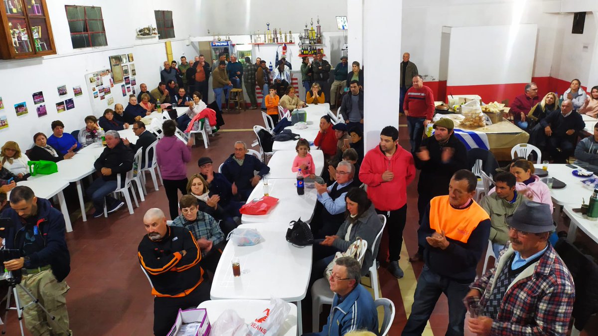 SobreroAndres's tweet photo. ✌ #LoquenosUne

En la recta final a las elecciones, gran reunión anoche en #PuebloGil de #LaListadeLuis👍 #Lista12404 con vecinos y vecinas de la zona.

#EsAhora, a redoblar el esfuerzo hacia el 27 de octubre.
 🇺🇾 #Uruguay Cambia 
#PartidoNacional
#UruguayCambiaContigo https://t.co/q46akmO1mv