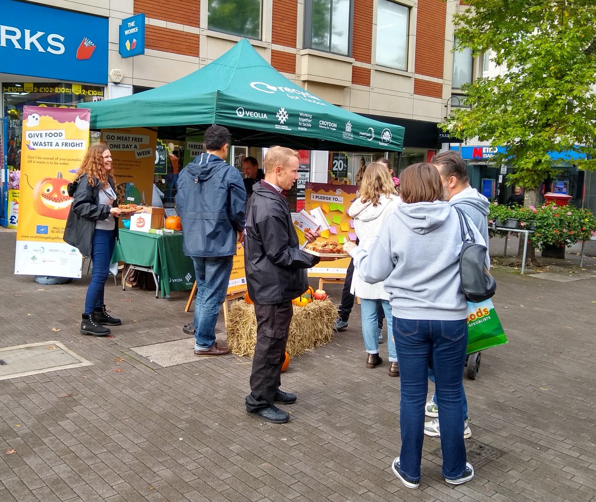 Join us on Sutton High St until 4pm today for:

FREE pumpkin food samples and recipes
COMPETITION to win a £500 shopping voucher
PLEDGE BOARD make a pledge to reduce your food waste

Find out more: smallchangebigdifference.london/pumpkin

#SmallChangeLondon
#SuttonRecycles
#PumpkinRescue