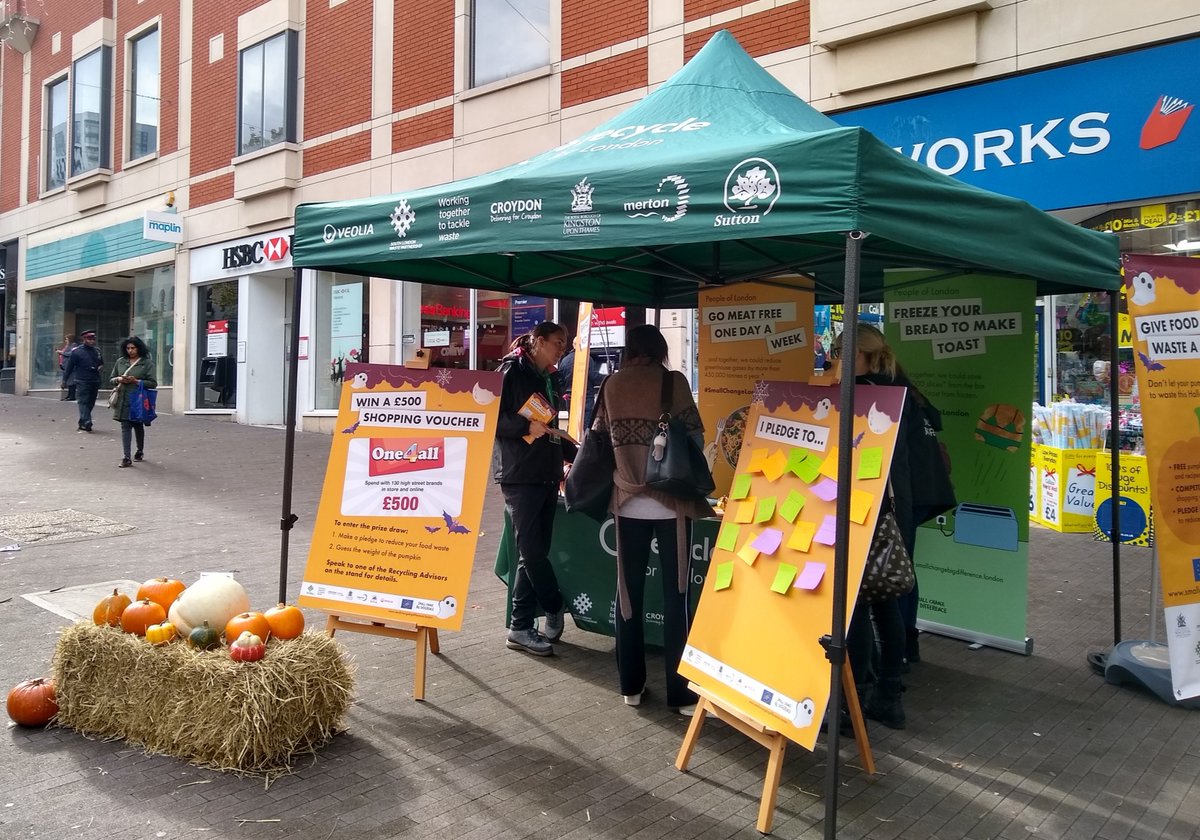SuttonCouncil's tweet photo. Join us on Sutton High St until 4pm today for:

FREE pumpkin food samples and recipes
COMPETITION to win a £500 shopping voucher
PLEDGE BOARD make a pledge to reduce your food waste

Find out more: https://t.co/oNSsNA0hIP

#SmallChangeLondon
#SuttonRecycles
#PumpkinRescue https://t.co/XsDIcIpgrT