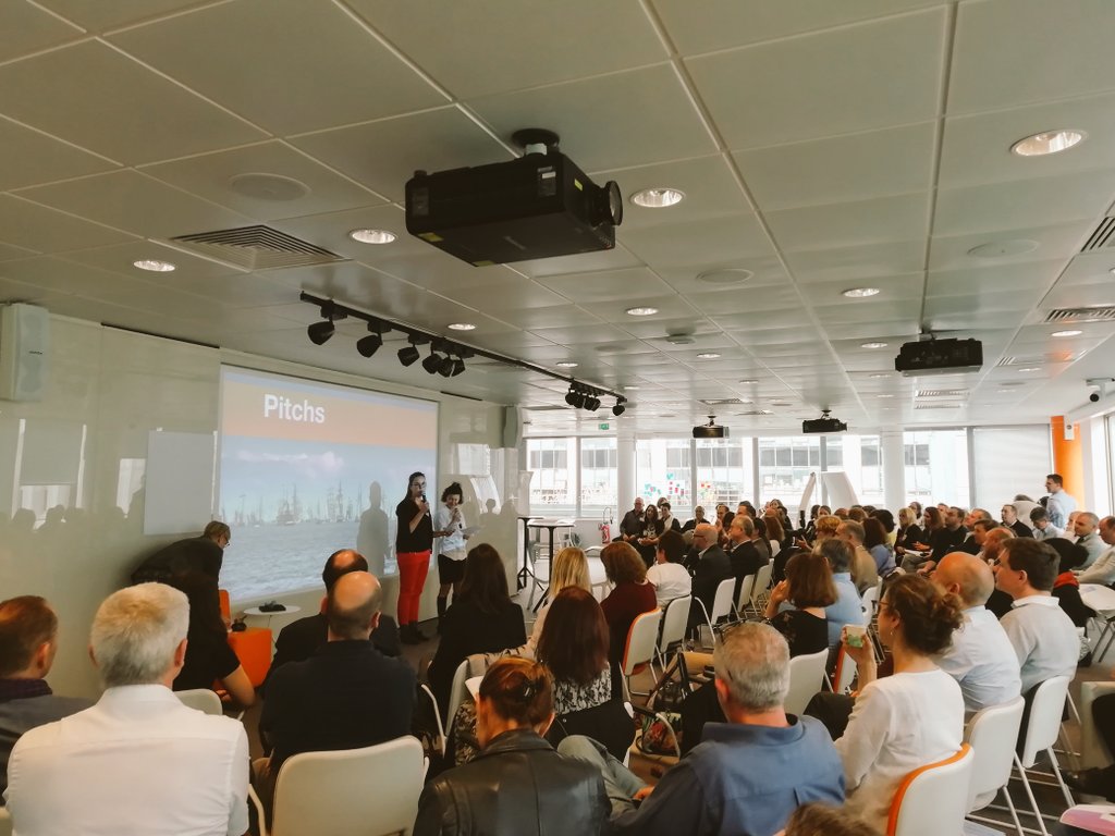 GarciaFanny7's tweet photo. En direct 🎤
La présentation des pitchs issus du séminaire de la Direction Comptable avec la présence de @rfernandez et @CorentinMaigne !
Bravo à toutes les équipes ! 
#lifeatorange #worktogether #Digital #humaninside https://t.co/vnULDPaEhy