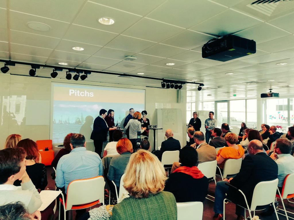 GarciaFanny7's tweet photo. En direct 🎤
La présentation des pitchs issus du séminaire de la Direction Comptable avec la présence de @rfernandez et @CorentinMaigne !
Bravo à toutes les équipes ! 
#lifeatorange #worktogether #Digital #humaninside https://t.co/vnULDPaEhy