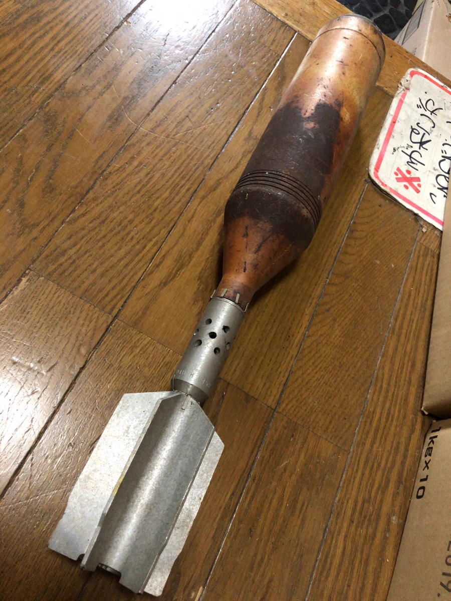 天井裏から爆弾が落ちてきた結果？アメリカ製の迫撃砲だった！