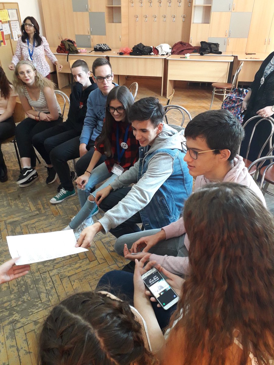 EYzeure's tweet photo. Confrontation amicale stéréotypée : le Roumains font ceci, les français aiment cela, et cartofi et cartofa... https://t.co/hZJ6LjGXqy