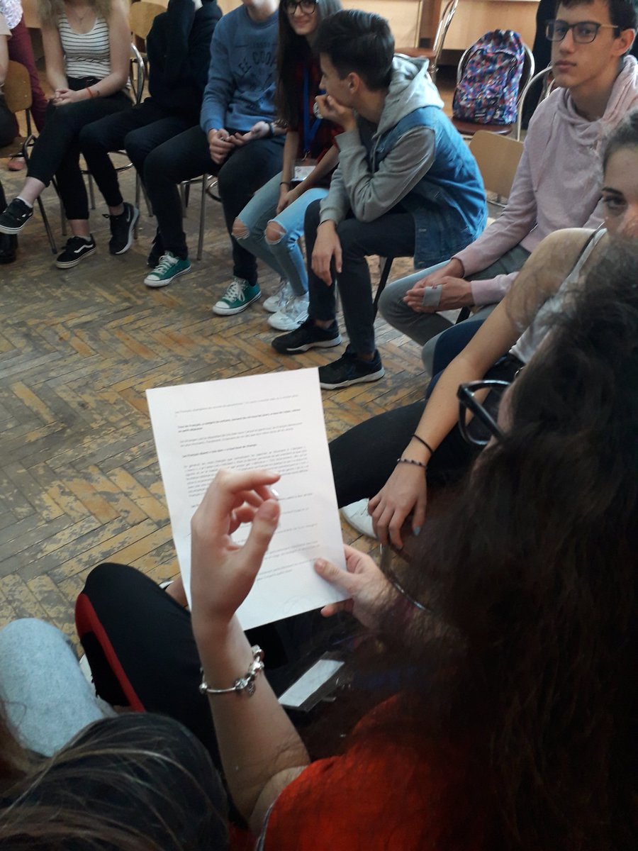 EYzeure's tweet photo. Confrontation amicale stéréotypée : le Roumains font ceci, les français aiment cela, et cartofi et cartofa... https://t.co/hZJ6LjGXqy