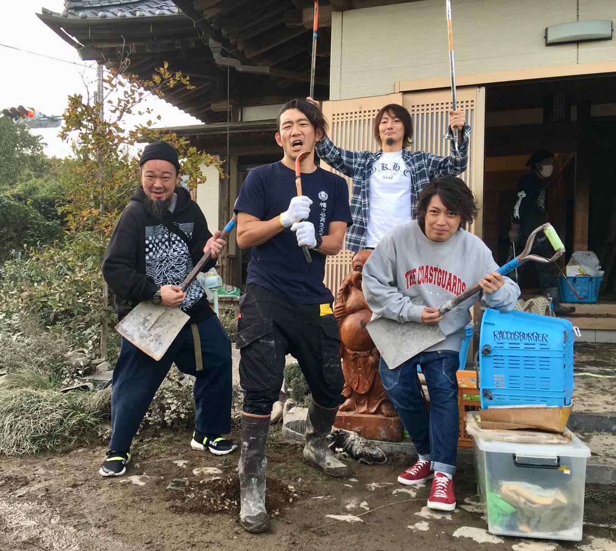 Hatanoikki's tweet photo. 本日は水戸ライトハウスにてライブ
今回の災害で被害をうけたトシロウの実家やご近所のお宅に立ち寄らせていただきました
こんな時、鬼のエネルギーは本当にたくましくて心強い
実家もご近所も片付けするのに燃えてるって言ってた

俺達に今日出来る事
ライブを全力でやるだけ！
こっちも燃えてくぜ！ https://t.co/Q8fgbNiM10