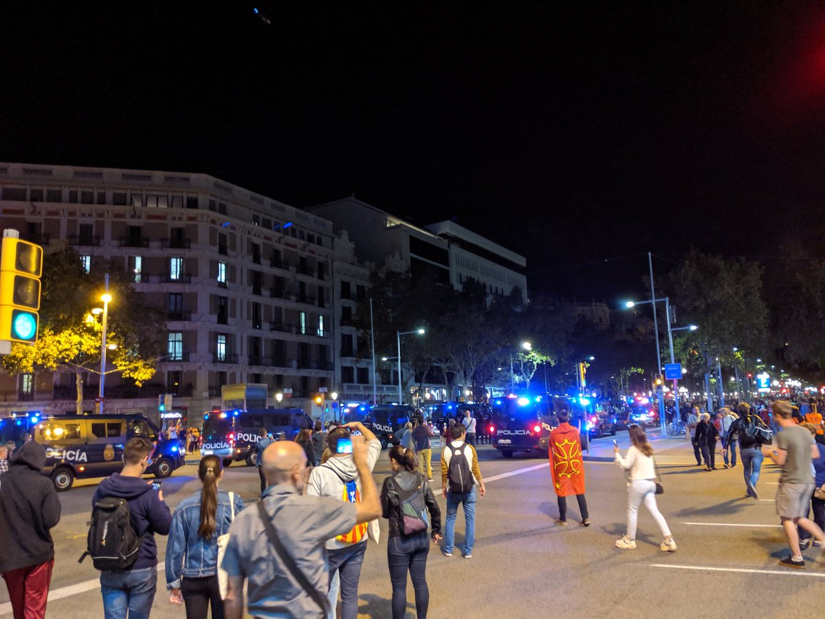 adriaroca's tweet image. Ahir la PN va arribar al final de la mani com un autèntic exèrcit invasor disparant a tort i a dret sense cap mirament. Famílies, adolescents i àvies. Mil contenidors cremats abans que un altre ull buidat.