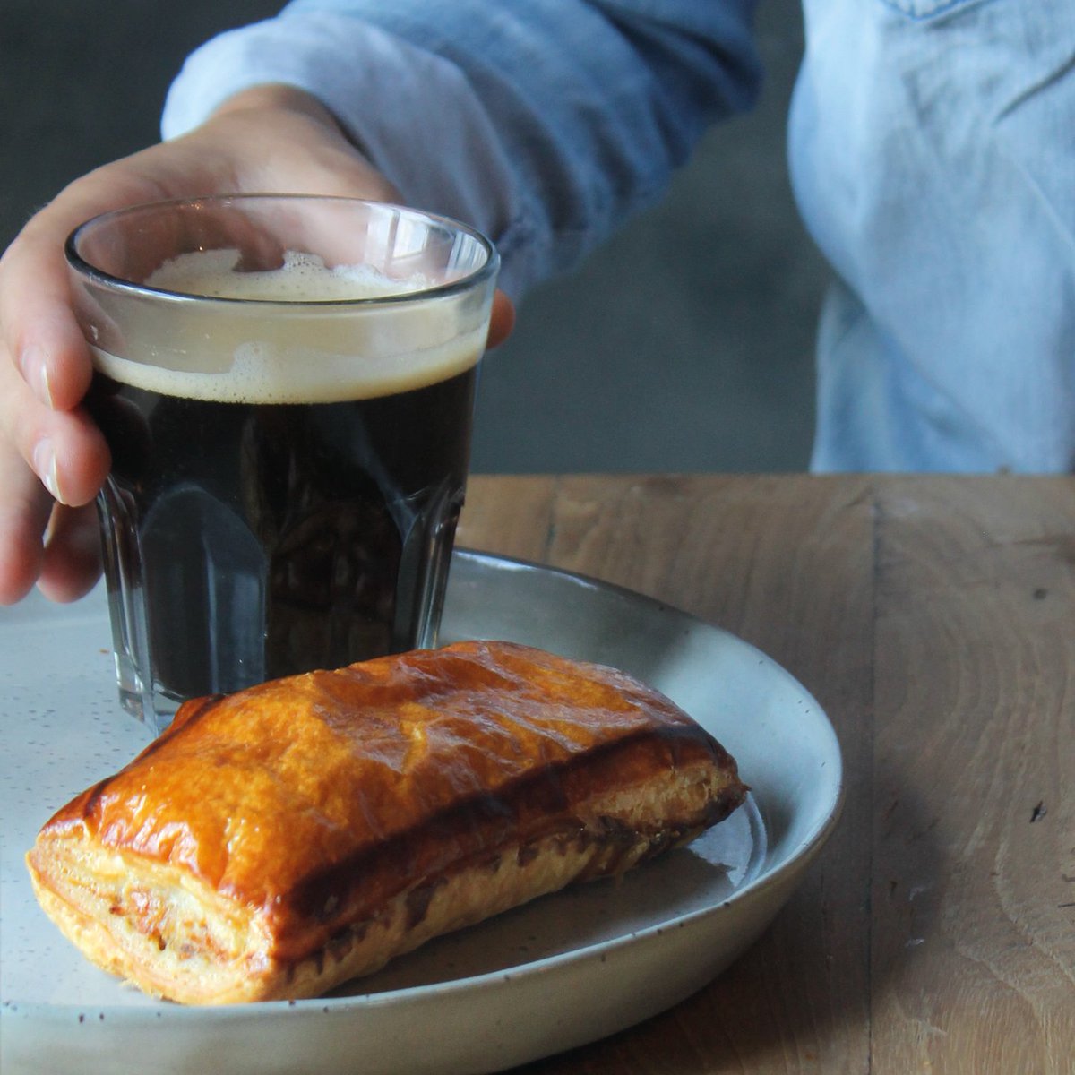 SNACKDEAL oktober:
Koffie met saucijzenbroodje, samen € 3,95!