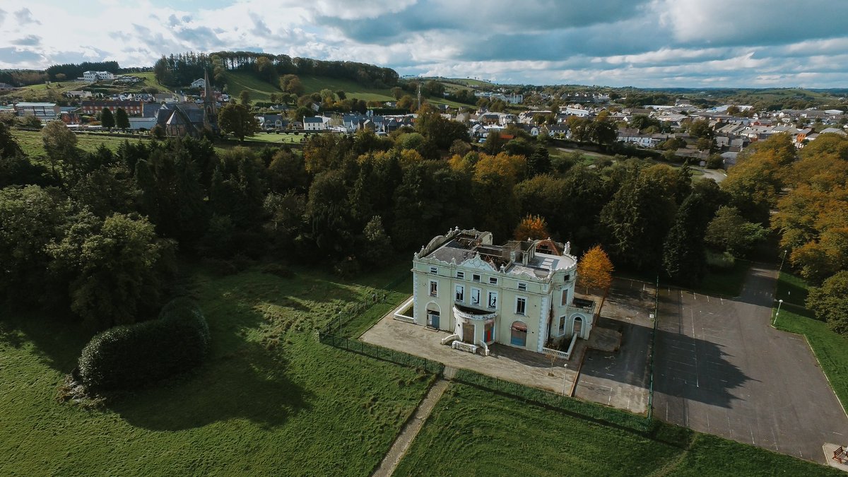 PrimaMediaIE's tweet photo. Hope Castle and the gorgeous town of Castleblayney in County Monaghan.
#beautifuldestinations #lifeofadventure #exploretocreate #artofvisuals #agameoftones #modernoutdoors #planetdaily #vsco #passionpassport #earthfocus #justgoshoot #visualsoflife #loughmuckno https://t.co/wZwd1Bby3V