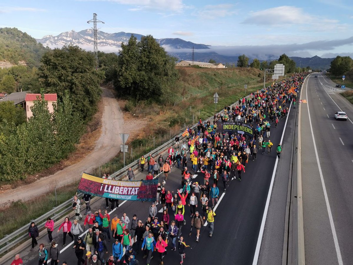 assemblea's tweet photo. ⬛️⬜️📷 Espectacular! 💪Riuades de gent per les carreteres! Amb la força de la gent, fem caminar el país! Endavant cap a l’#ObjectiuIndependència https://t.co/MqSjs67kP8