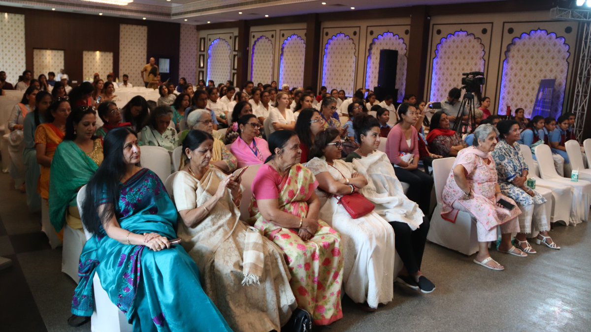 WomanUpSummit's tweet photo. Day 1 highlights:
Femme and fierce - @Sairee Chahal.
#WomenMeanBusiness #WomanUp #WomanUpSummit #Summit2019 #Jaipur #JaipurEvents #JaipurSummit #JaipurWomanUpSummit #WomenAtWork https://t.co/YV9fXxYJTx