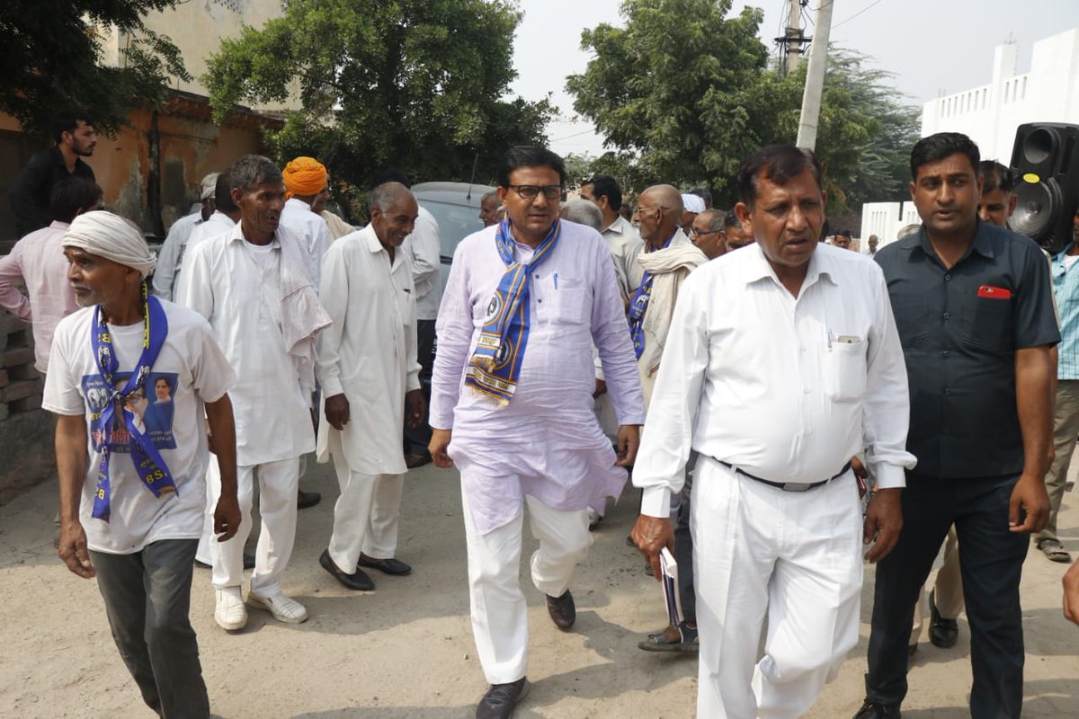 SurenderVashis9's tweet photo. भनकपुर गांव में जनसंपर्क के दौरान मिला अपार जनसमर्थन और जीत का आशीर्वाद।
सभी से 21 अक्टूबर को हाथी के सामने वाला बटन दबा कर स्वयं को भारी मतो से विजयी बनाने के लिए की अपील।
#BSP #Prithla #Faridabad #Haryana #MLA #HaryanaElection2019 https://t.co/QgdqKEmLbV